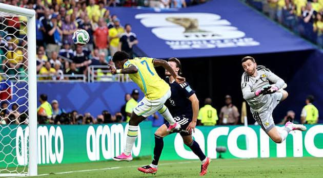 Vinicius hoàn tất cú đúp với pha đánh đầu chuẩn xác.