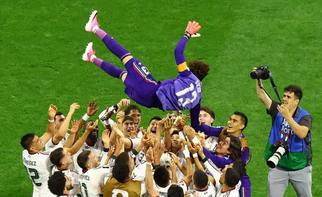 Ochoa được các đồng đội tri ân sau trận đấu