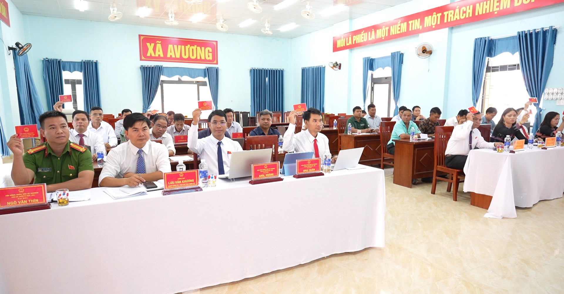 Các đại biểu HĐND xã Avương còn biểu quyết thống nhất thông qua nhiều Nghị quyết quan trọng tại kỳ họp