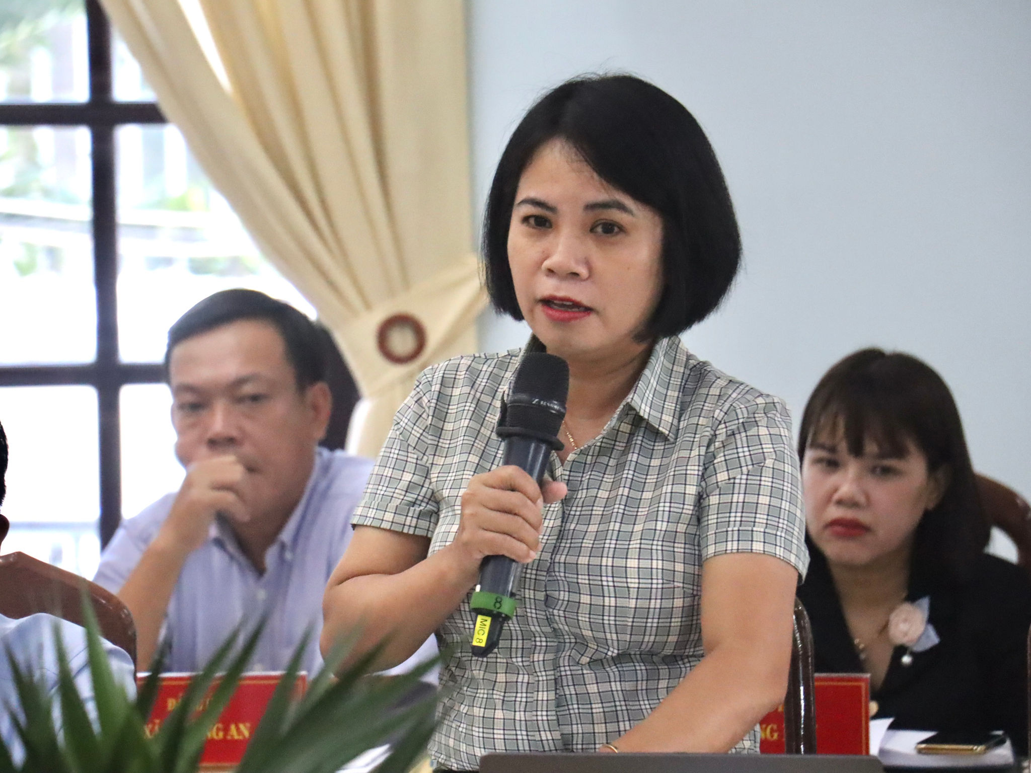 Đại diện Đảng ủy xã Núi Thành thông tin về tình hình thu ngân sách 