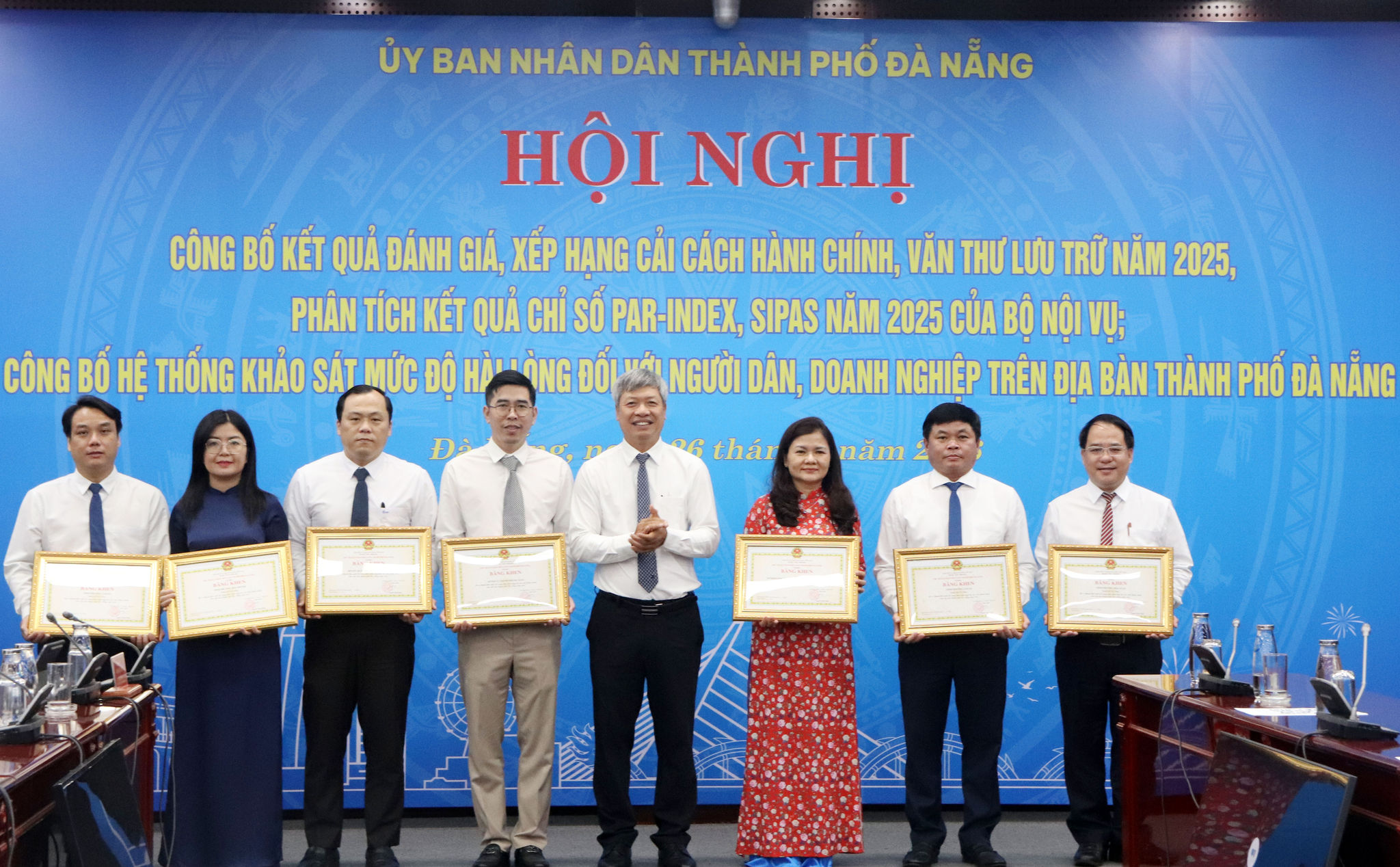 Phó Chủ tịch UBND thành phố Hồ Quang Bửu trao Bằng khen UBND thành phố cho các tập thể xuất sắc trong công tác cải cách hành chính năm 2025. Ảnh: TRỌNG HUY