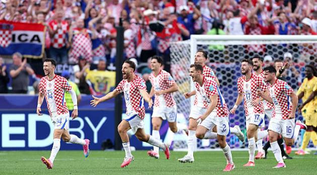 Khoảnh khắc Croatia ghi bàn quyết định vào lưới Ghana từ quả phạt góc của Modric