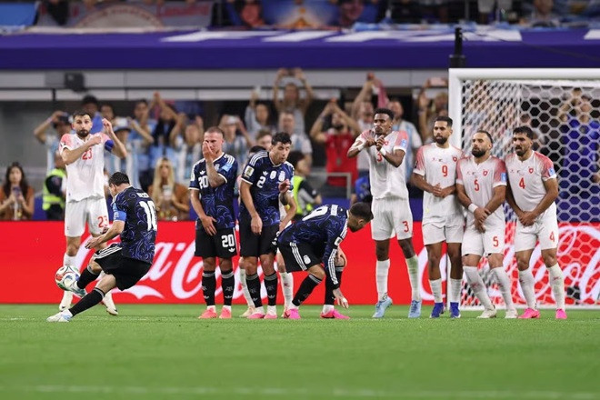 Lionel Messi thực hiện cú đá phạt hàng rào ghi bàn vào lưới Jordan