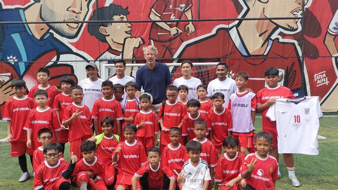 Van der Sar vừa tham dự một sự kiện ở Indonesia. Ảnh: Bola.