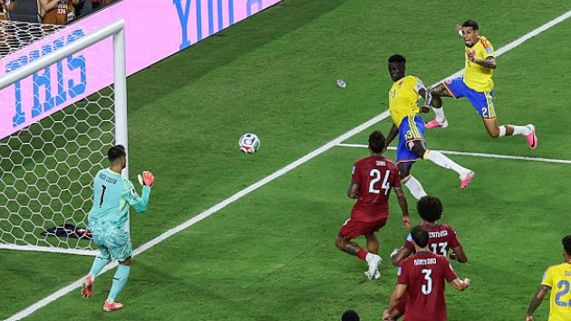 Bàn thắng không được công nhận của Davinson Sanchez do lỗi việt vị nhạy cảm.