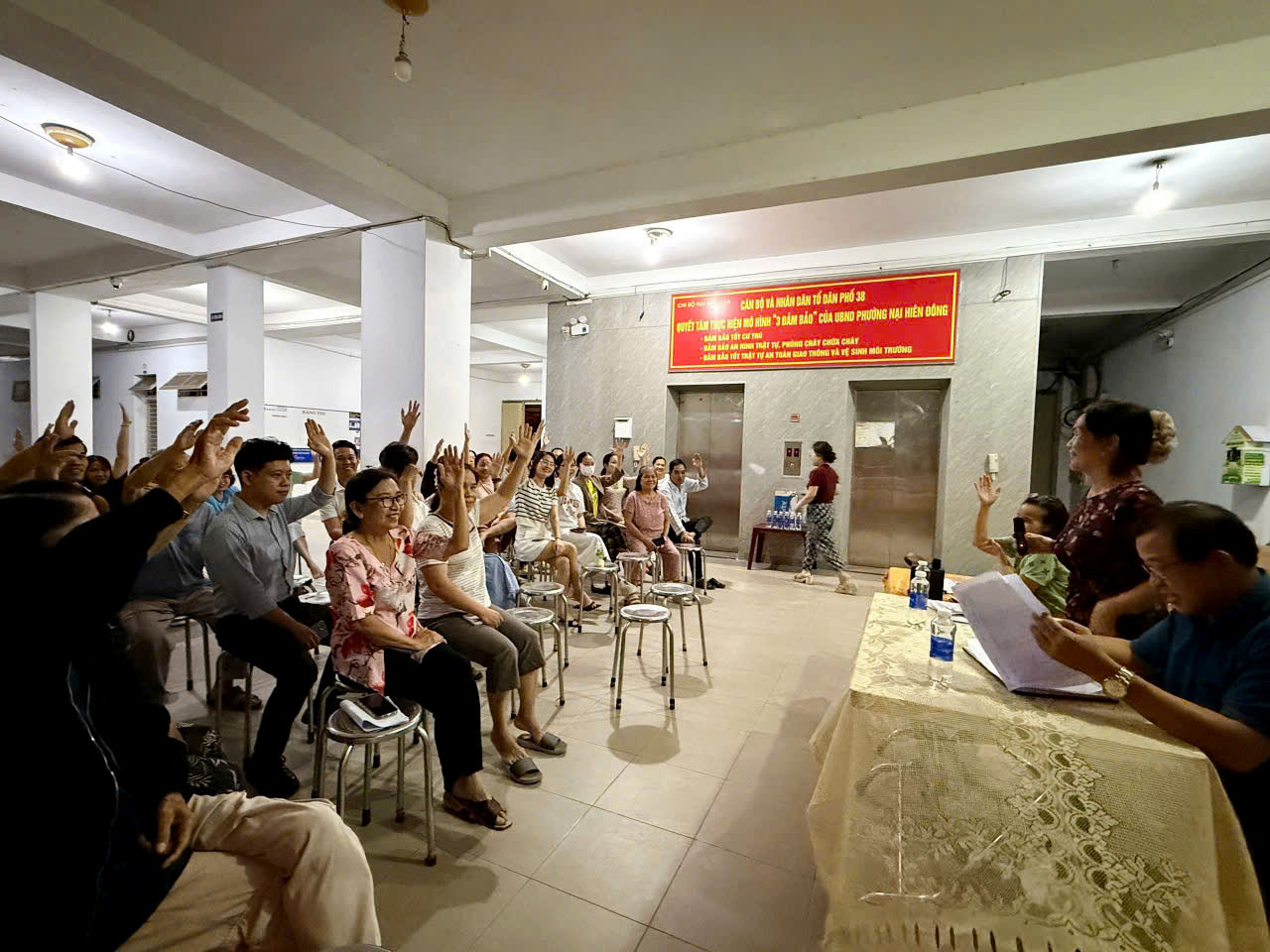 Một buổi họp tổ dân phố tại tổ 38N phường Sơn Trà. Ảnh: TRỌNG HUY