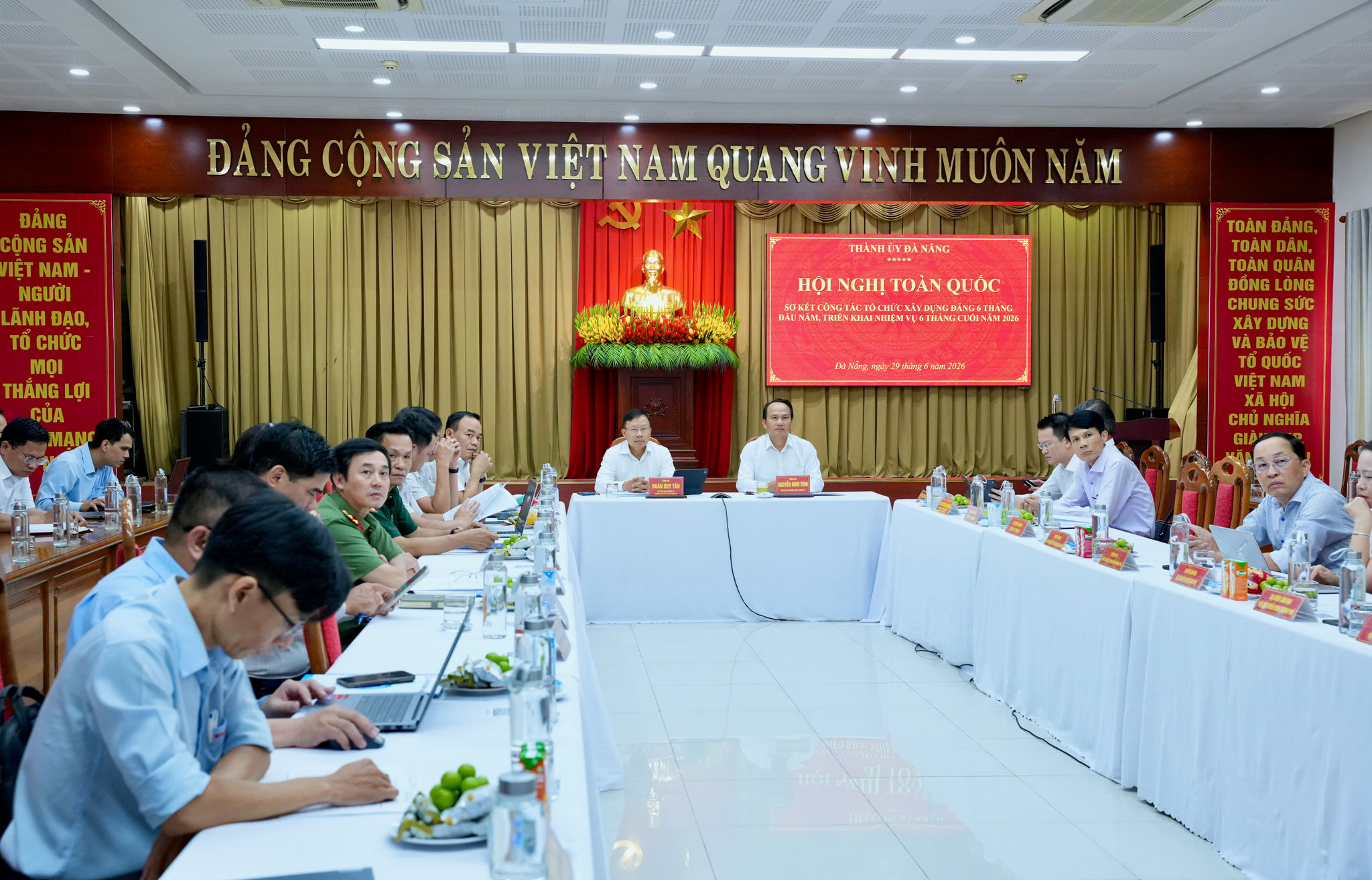 Các đại biểu dự điểm cầu trực tuyến tại trụ sở Ban Tổ chức Thành ủy Đà Nẵng. Ảnh: T.CÔNG