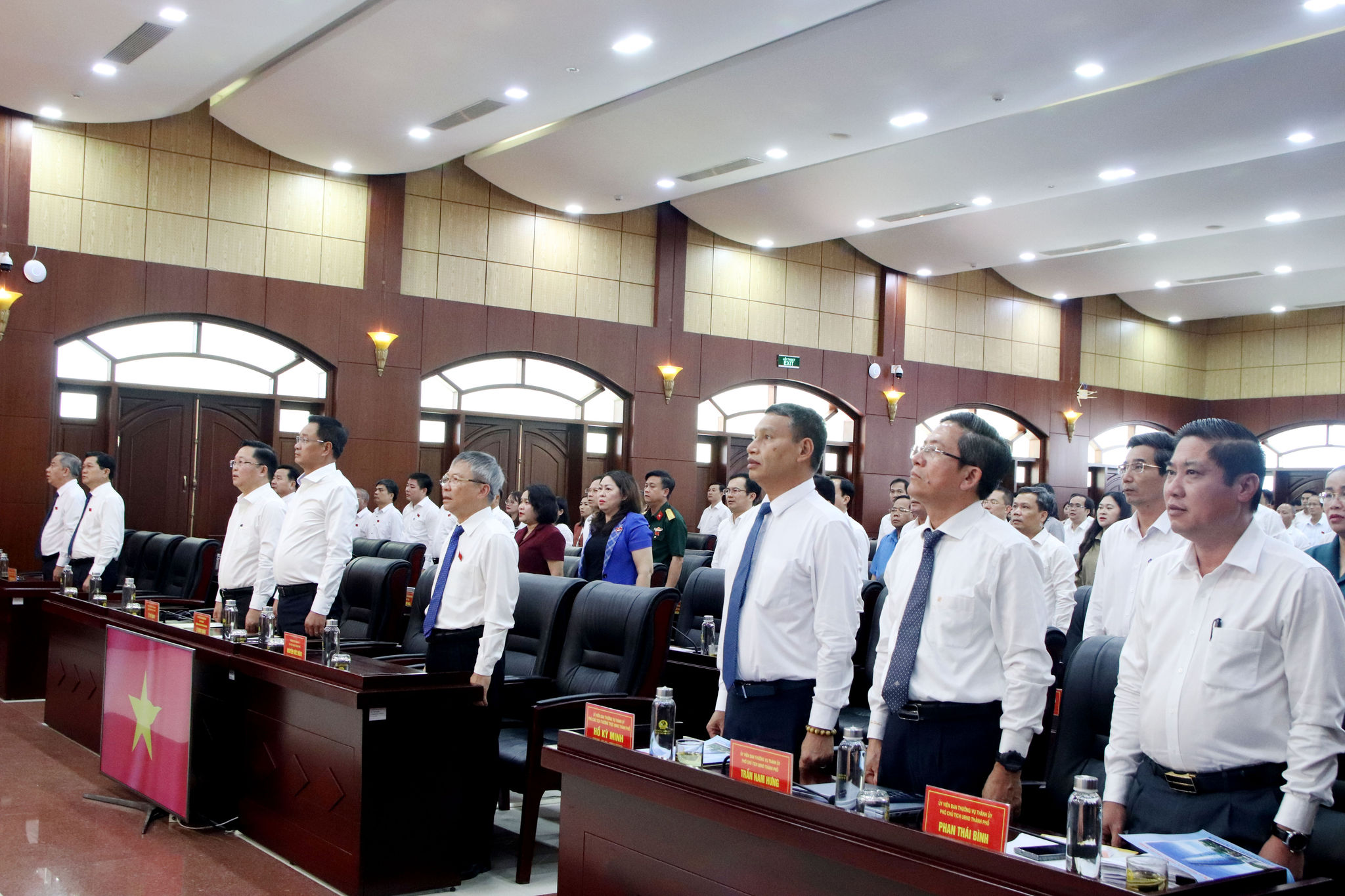 Các đại biểu tham dự kỳ họp chào cờ khai mạc kỳ họp. Ảnh: TRỌNG HUY