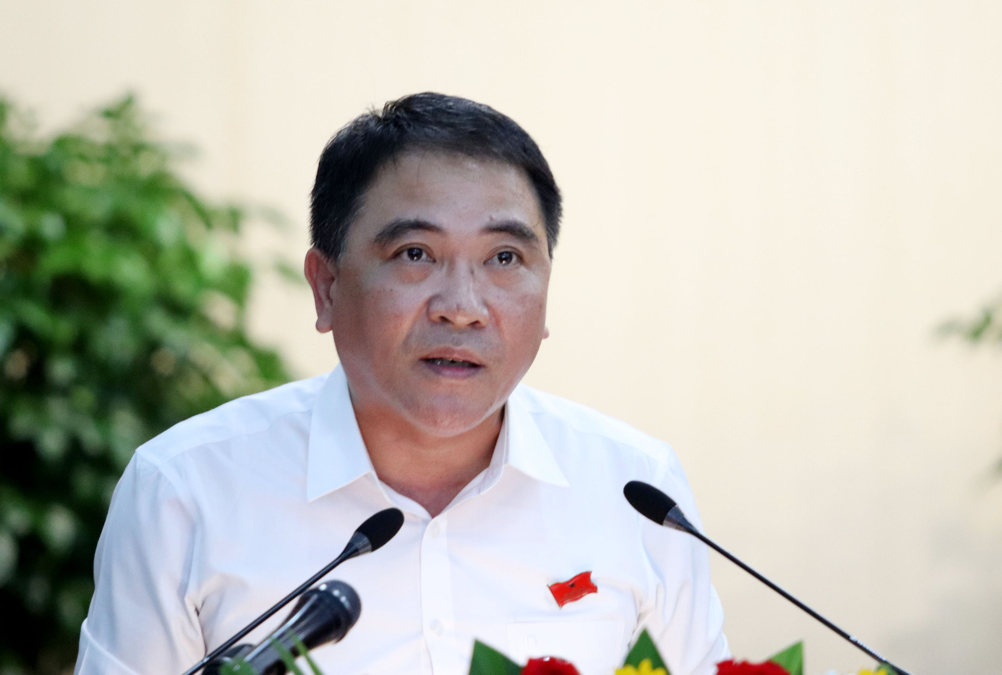 Trưởng ban Pháp chế HĐND thành phố Lương Công Tuấn báo cáo thẩm tra tại kỳ họp. Ảnh: TRỌNG HUY