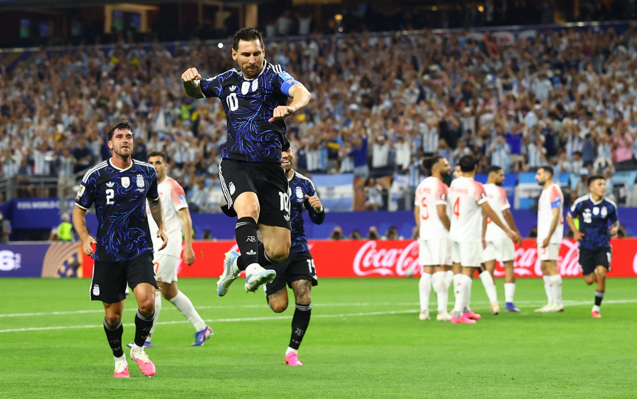 Lionel Messi và đồng đội ăn mừng bàn thắng
