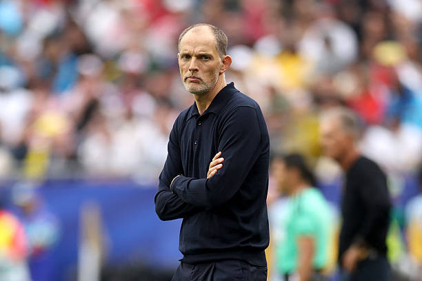 HLV Thomas Tuchel cần tìm ra giải pháp chiến thuật cho hành lang phải.