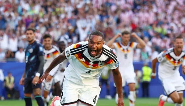 VAR từ chối bàn thắng của Jonathan Tah trong hiệp phụ.