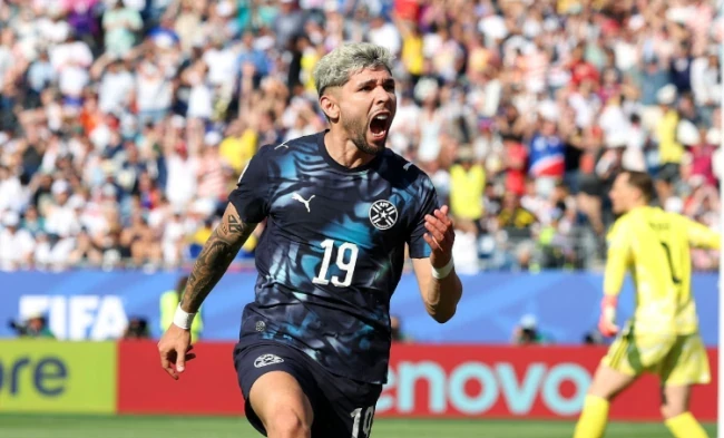 Julio Enciso ăn mừng bàn thắng mở tỷ số cho Paraguay.