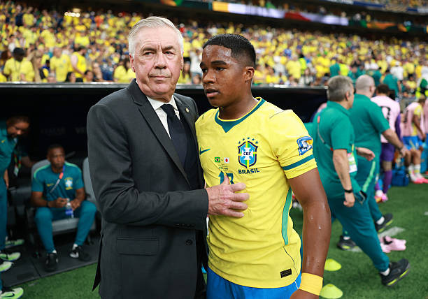 Huấn luyện viên Carlo Ancelotti chỉ đạo các cầu thủ Brazil trong trận đấu với Nhật Bản