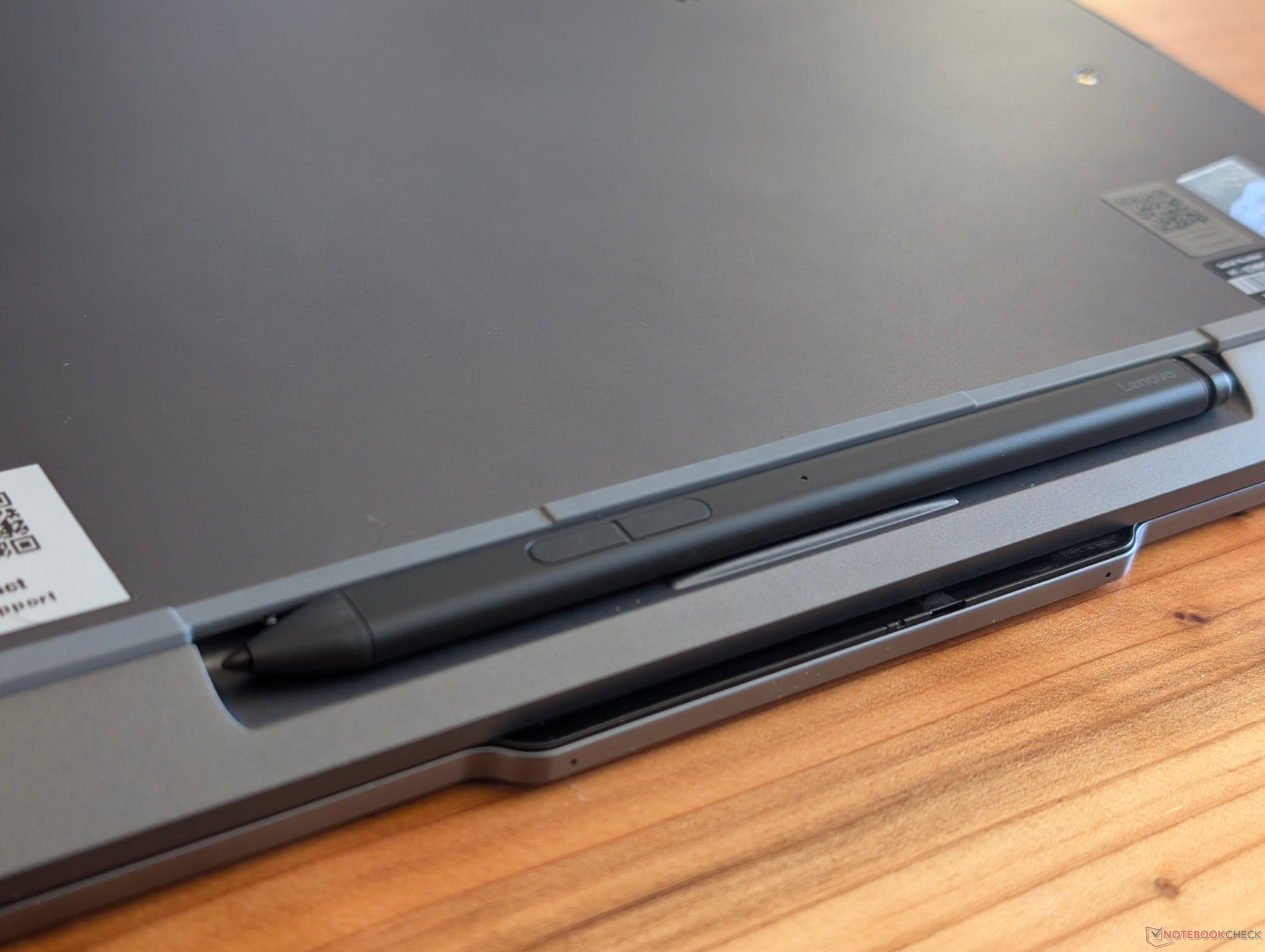 Slim Pen 2 nằm gọn trong khe sạc từ tính của máy