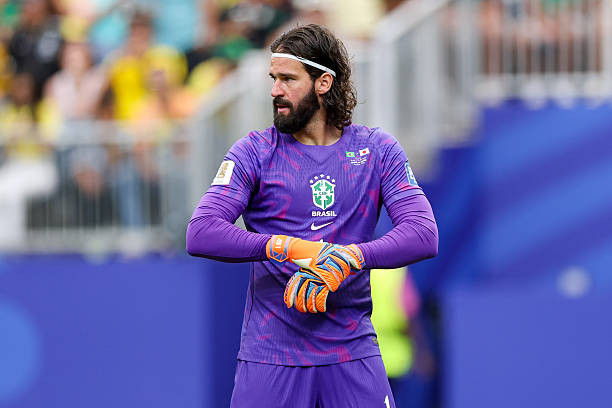 Alisson Becker duy trì sự tập trung trong khung gỗ của Brazil