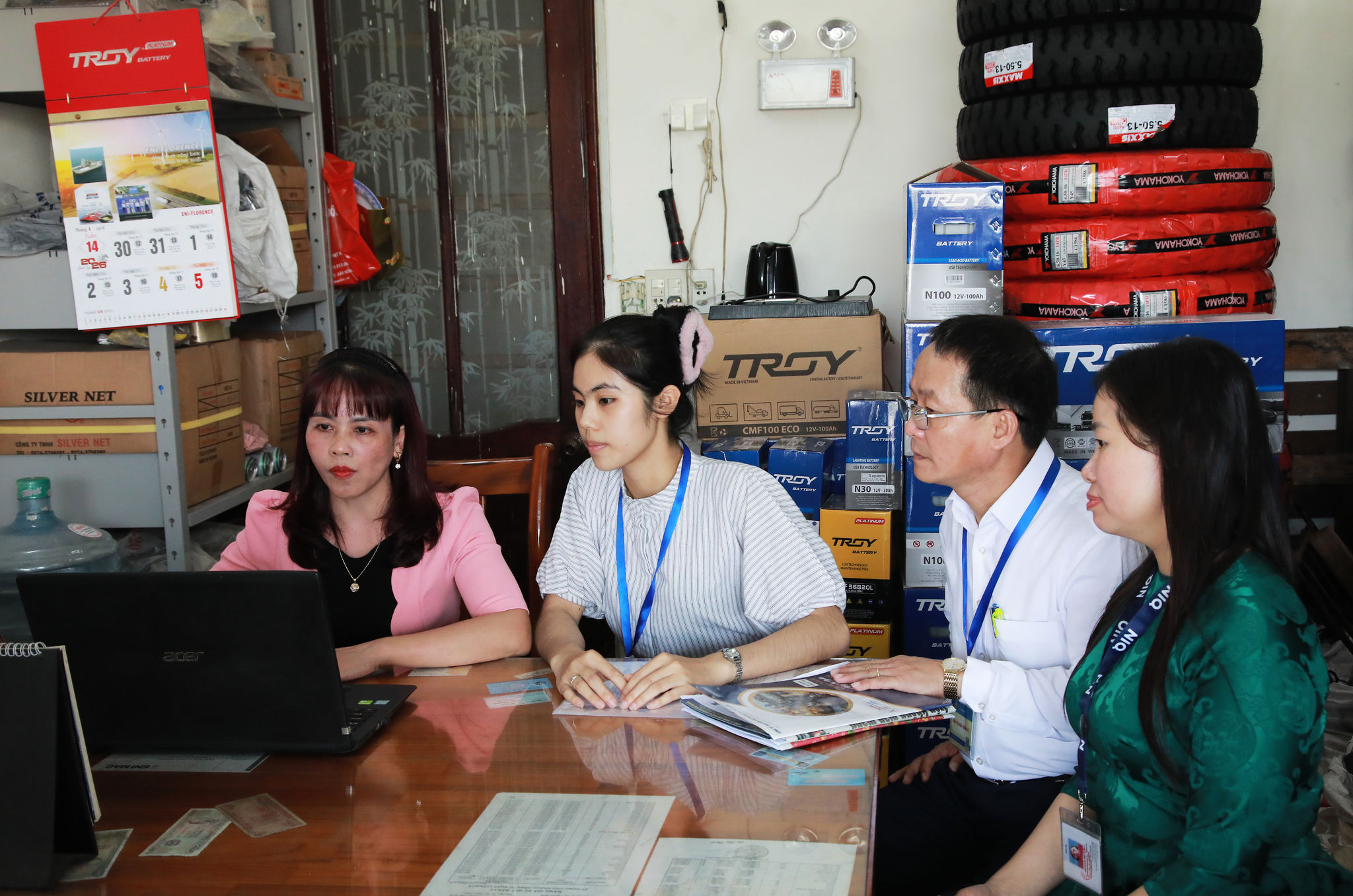 Đà Nẵng tiến hành vận động gần 50.000 doanh nghiệp trên địa bàn thành phố hưởng ứng “Tuần kê khai cao điểm Tổng điều tra kinh tế năm 2026”. TRONG ẢNH: Hướng dẫn hộ kinh doanh kê khai thông tin phục vụ điều tra kinh tế năm 2026. Ảnh: ĐẮC MẠNH