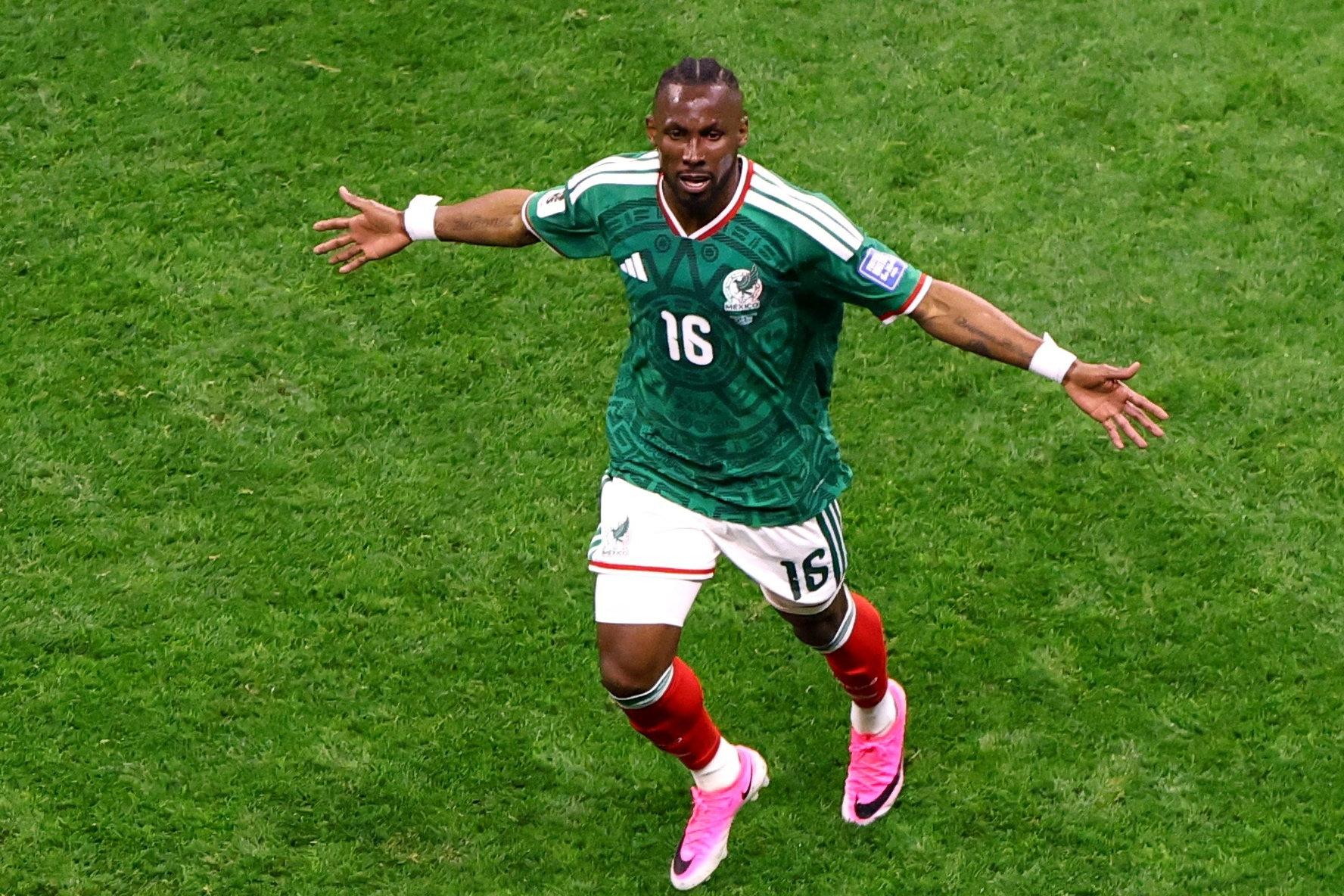Julian Quinones ăn mừng bàn thắng mở tỷ số cho Mexico