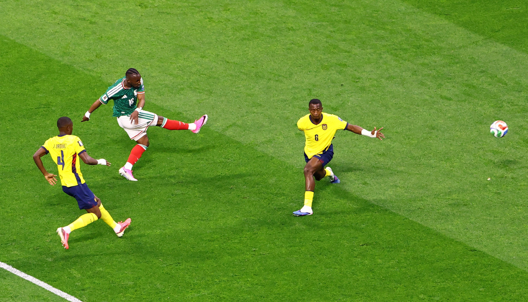 Các cầu thủ Mexico ăn mừng bàn thắng nâng tỷ số lên 2-0