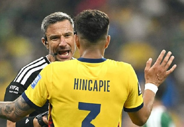 Hincapie giải thích với trọng tài Slavko Vincic