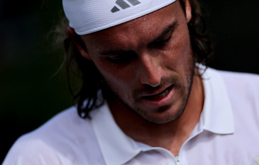 Stefanos Tsitsipas trên sân tập chuẩn bị cho giải đấu