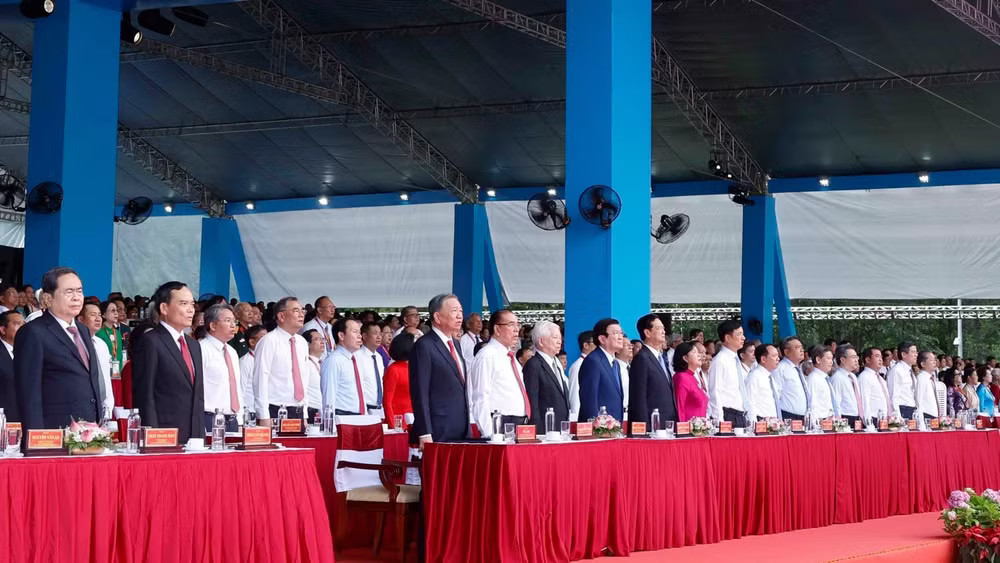 vna-potal-le-ky-niem-50-nam-thanh-pho-sai-gon-gia-dinh-vinh-du-mang-ten-chu-tich-ho-chi-minh-8862083.jpg