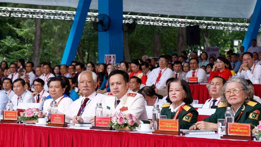 vna-potal-le-ky-niem-50-nam-thanh-pho-sai-gon-gia-dinh-vinh-du-mang-ten-chu-tich-ho-chi-minh-8862019.jpg