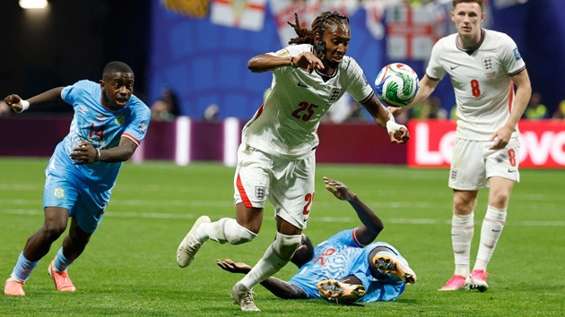 Djed Spence gây thất vọng buộc Tuchel tiến hành điều chỉnh.