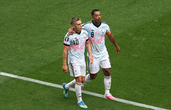 Trossard và Tielemans cùng nhau ăn mừng chiến thắng lịch sử.