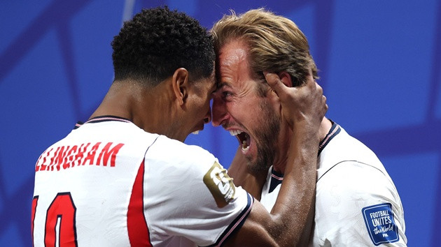 Harry Kane ăn mừng sau cú đúp bàn thắng giúp tuyển Anh chiến thắng