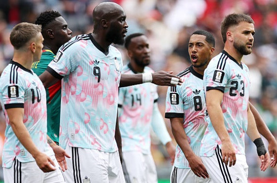 Romelu Lukaku can ngăn hai đồng đội đang mất bình tĩnh.