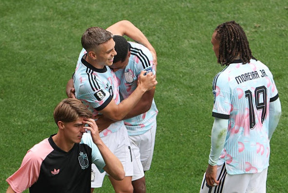 Youri Tielemans ăn mừng bàn gỡ hòa 2-2 sau pha phối hợp với Trossard.