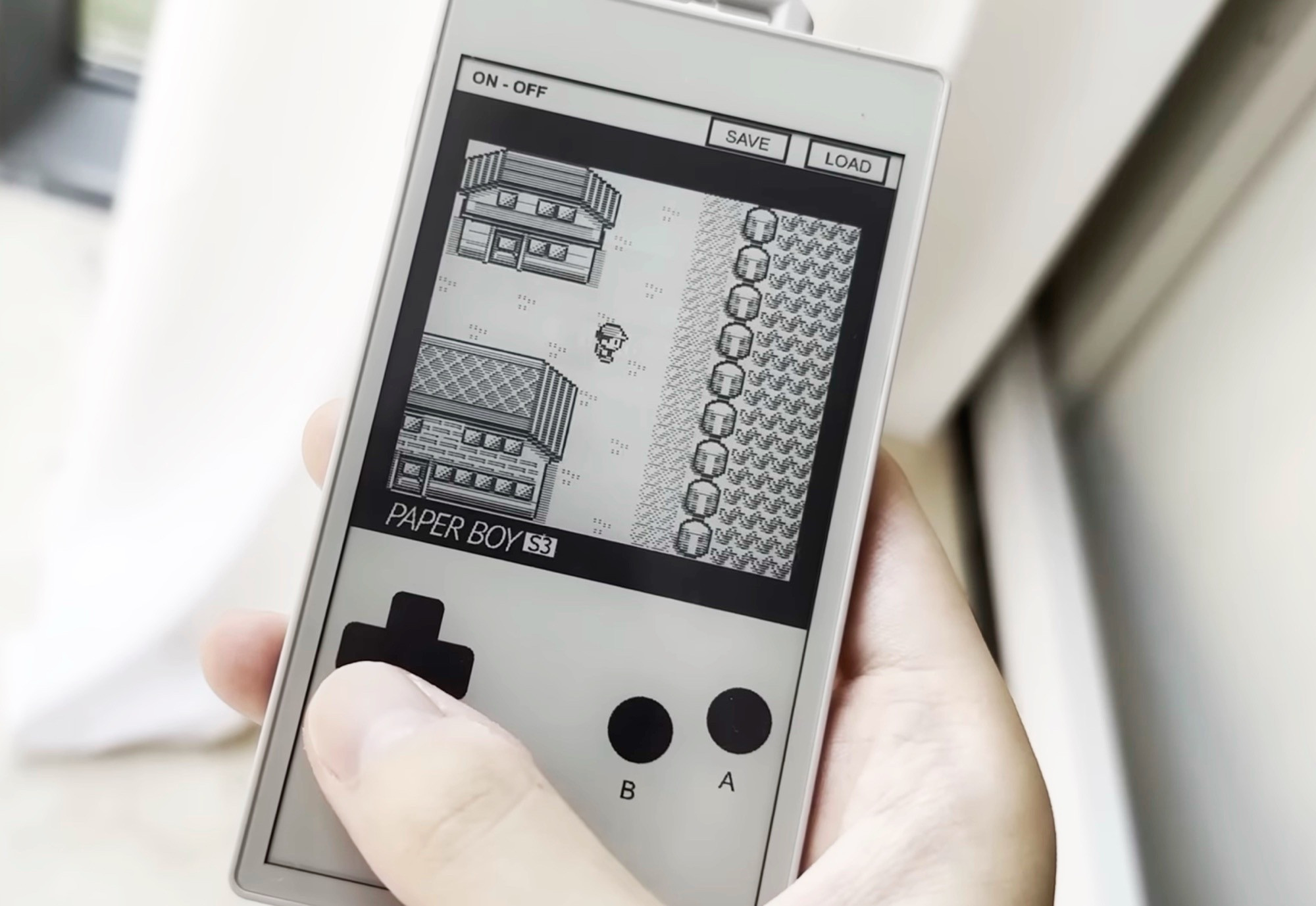 Thiết bị Paper Boy S3 đang giả lập trò chơi Game Boy trên màn hình E Ink.