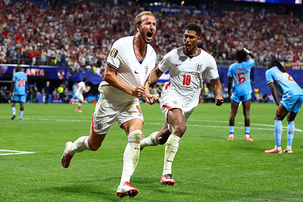 Harry Kane ăn mừng sau khi ghi bàn thắng quan trọng cho đội tuyển Anh.