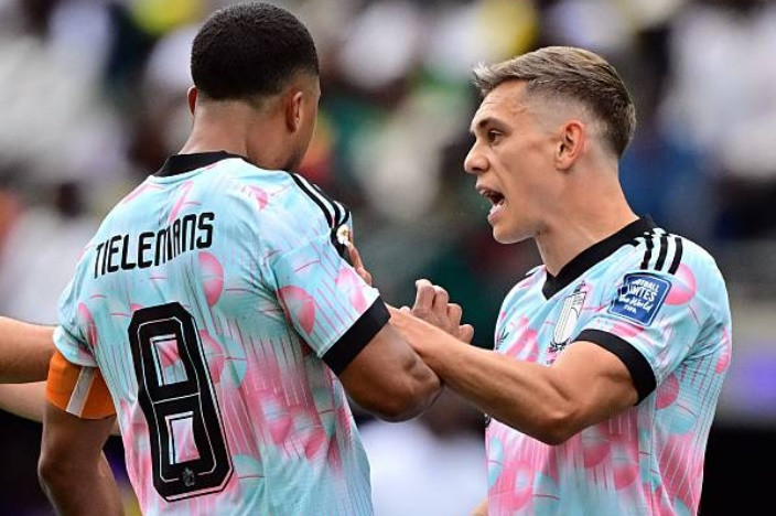 Màn xô xát giữa hai ngôi sao tuyển Bỉ ngay trên sân cỏ World Cup.