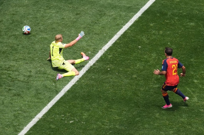 Oyarzabal ghi bàn thứ 2 cho Tây Ban Nha. Ảnh: Sky Sports.