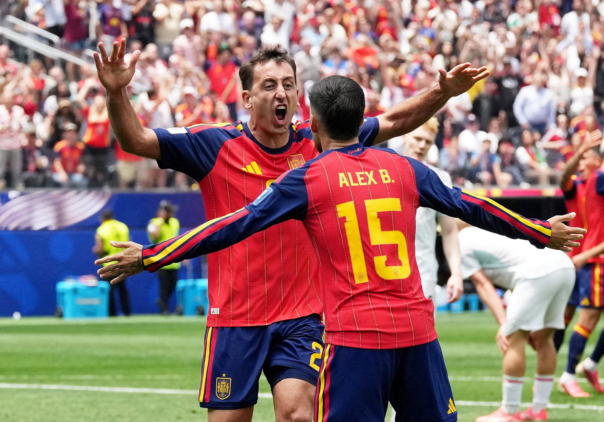 Mikel Oyarzabal dứt điểm ghi bàn mở tỷ số cho Tây Ban Nha