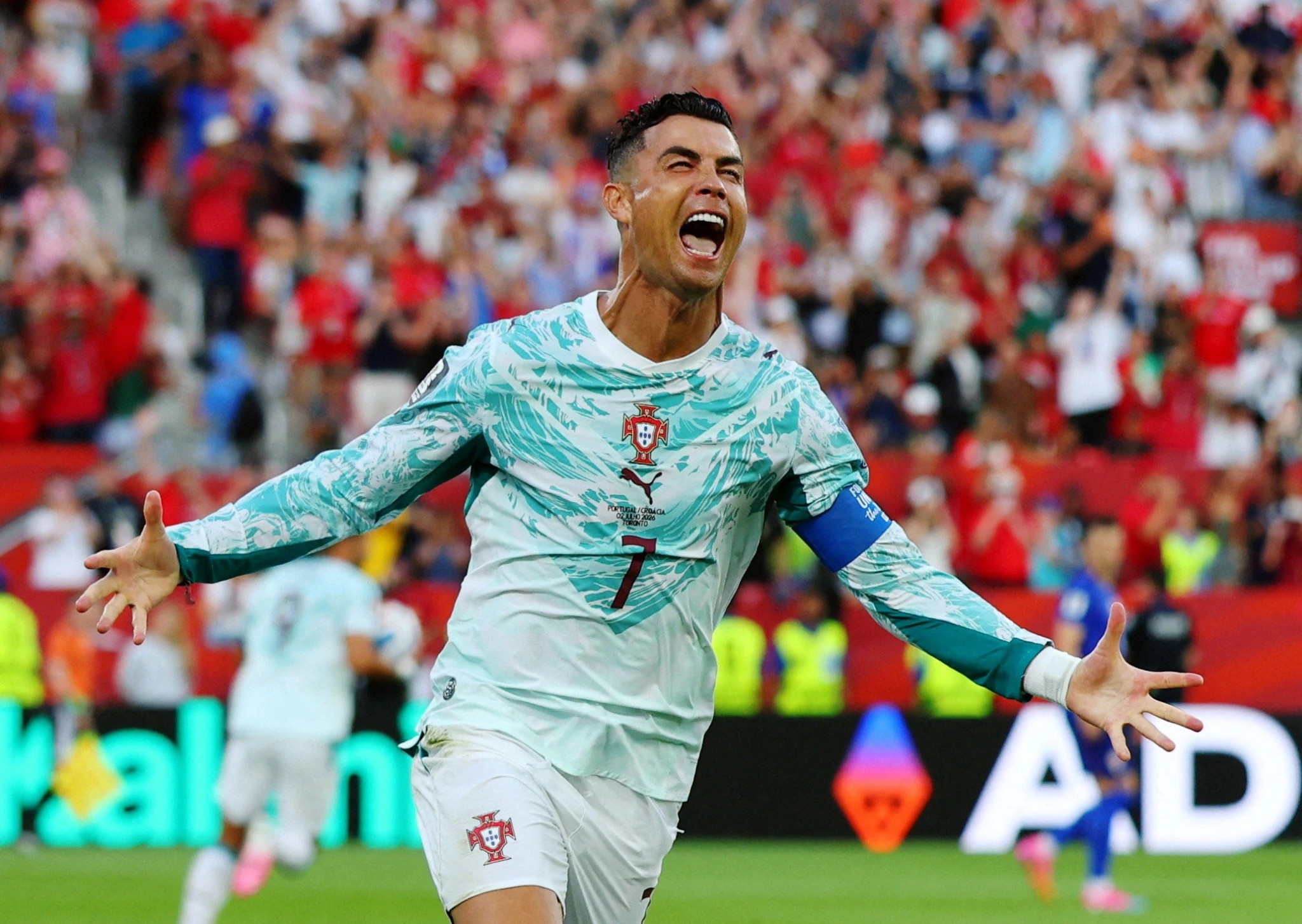 Cristiano Ronaldo và Luka Modric sau trận đấu giữa Bồ Đào Nha và Croatia tại World Cup