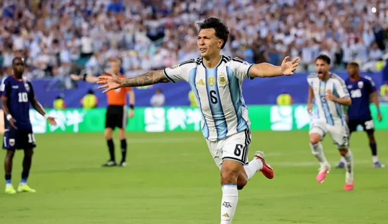Lautaro Martinez nỗ lực dứt điểm trong vòng vây của các hậu vệ Cape Verde.