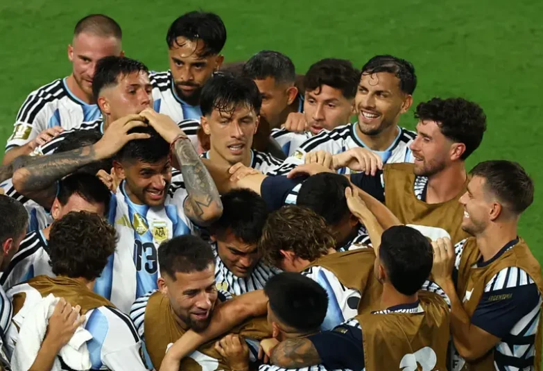 Các cầu thủ Argentina ăn mừng chiến thắng nghẹt thở sau 120 phút thi đấu.