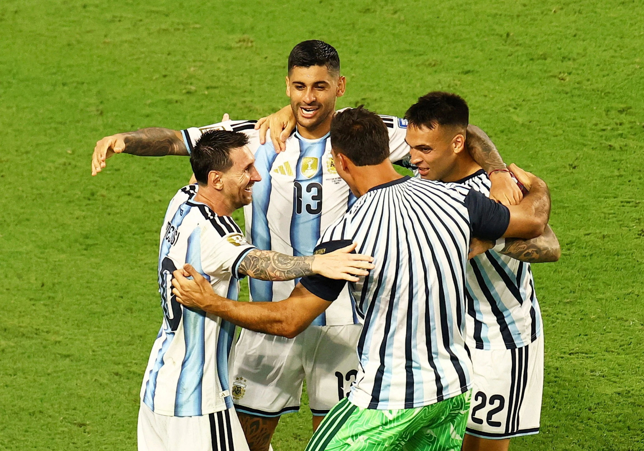 Lionel Messi và các đồng đội đối mặt với nhiều thách thức trong hành trình bảo vệ ngôi vương