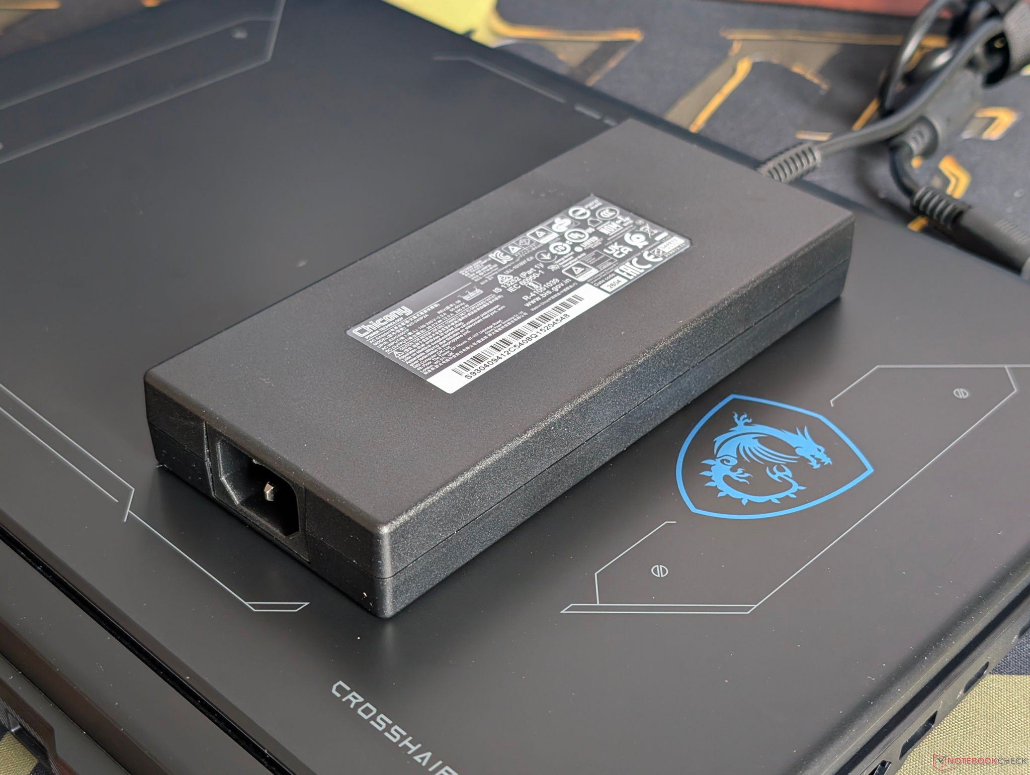 Laptop MSI có thể tiêu thụ tới 250W khi chơi game dù bộ sạc chỉ định mức 240W