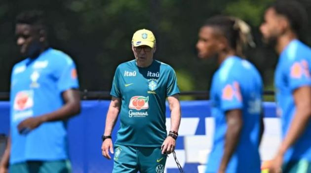 HLV Carlo Ancelotti và các cầu thủ Brazil chuẩn bị cho trận gặp Na Uy tại vòng 1/8 World Cup