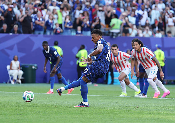 Kylian Mbappe thực hiện thành công quả phạt đền cho đội tuyển Pháp.