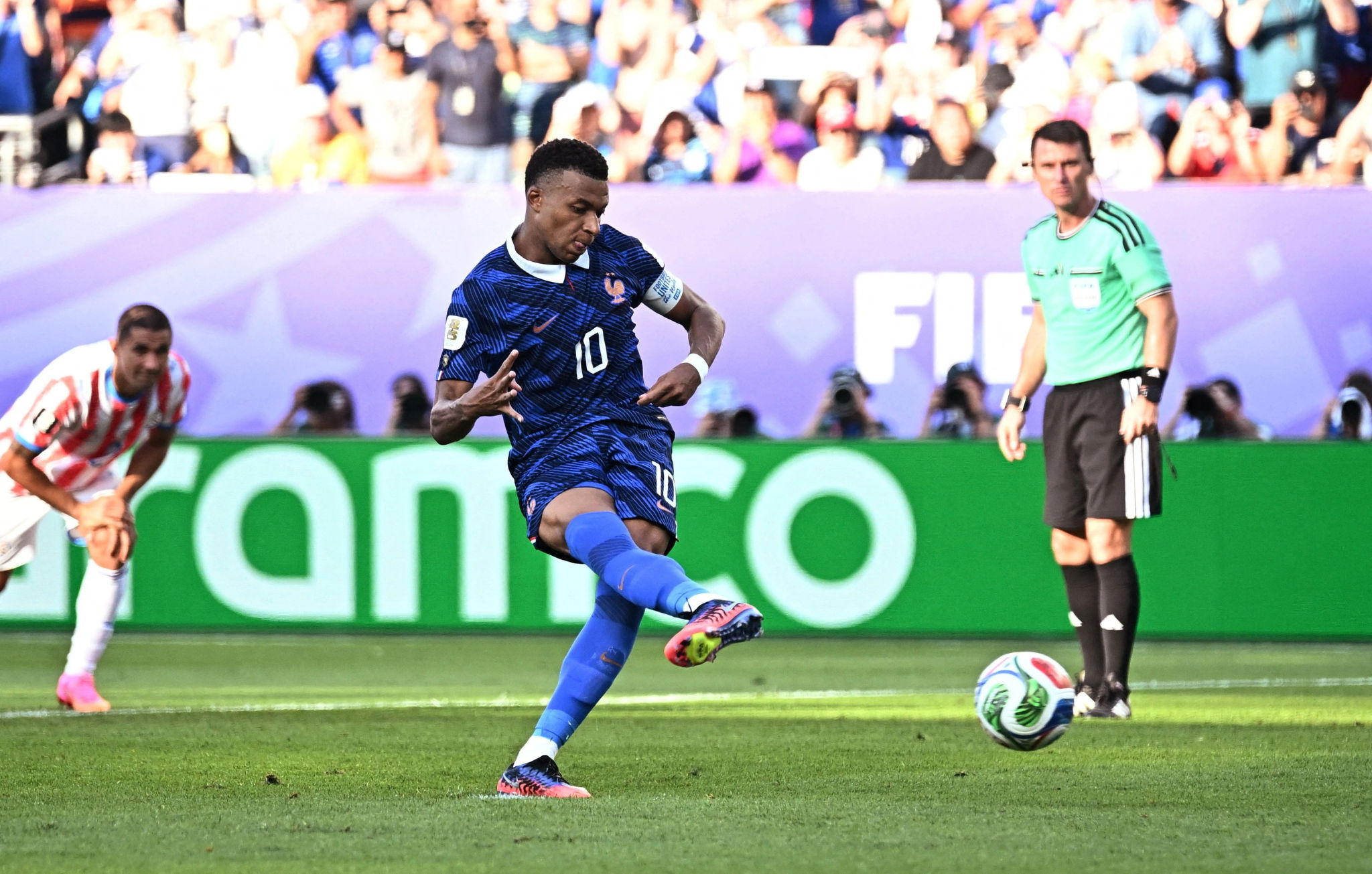 Mbappe ghi bàn quyết định Kylian Mbappe ghi bàn trên chấm phạt đền trong trận Pháp gặp Paraguay