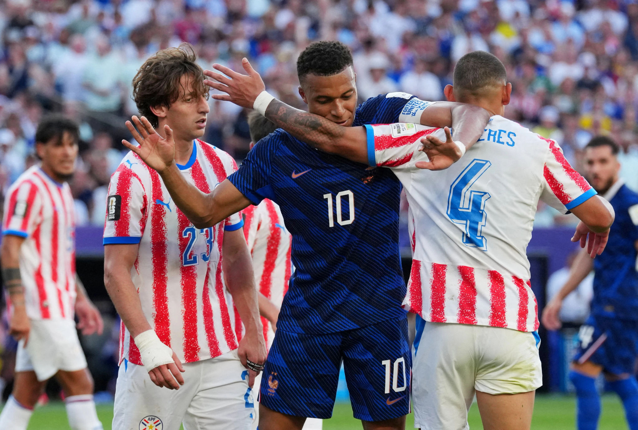 Kylian Mbappe bị các cầu thủ Paraguay vây ráp và phạm lỗi liên tục trong trận đấu