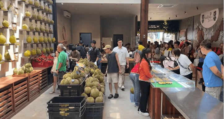 Du khách tham quan Trung tâm trải nghiệm sầu riêng tại Kuala Lumpur. Ảnh: The Star