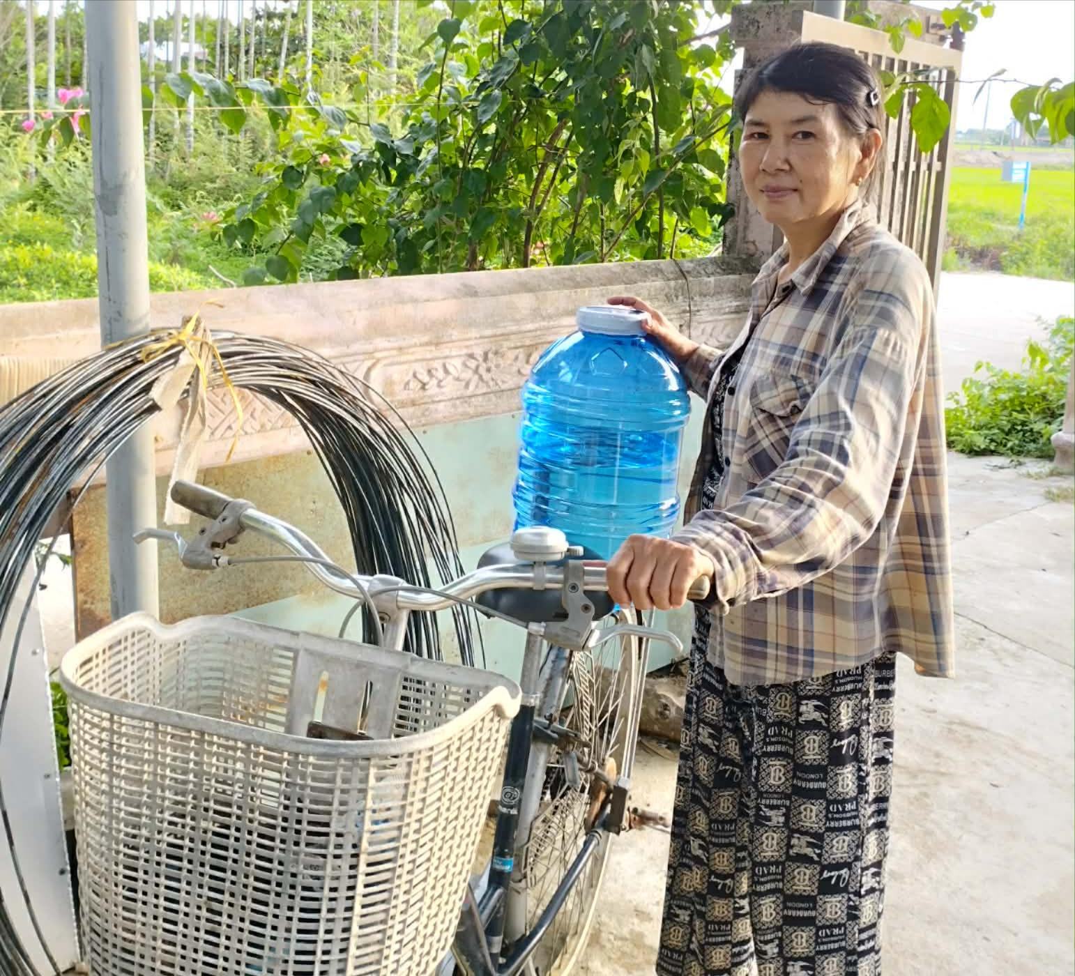 Nước sạch bị nhiễm mặn, người dân xã Nam Phước phải mua nước đóng bình để nấu ăn. Ảnh: Người dân cung cấp.