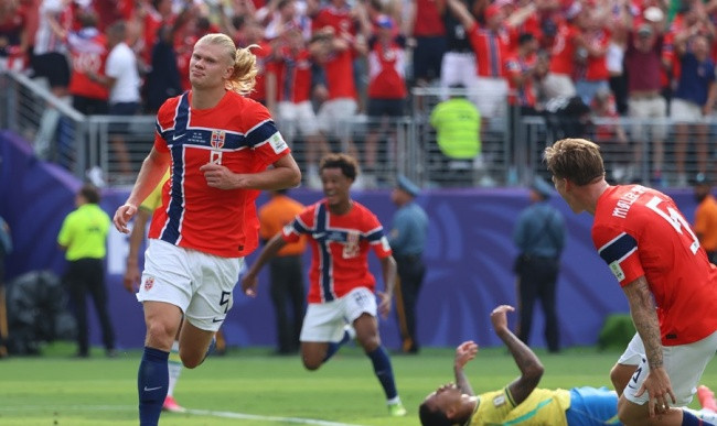 Erling Haaland ăn mừng bàn thắng mở tỷ số vào lưới Brazil.