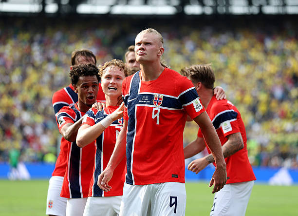 Na Uy áp đảo hoàn toàn thế trận nhờ sự điều tiết của Martin Odegaard.